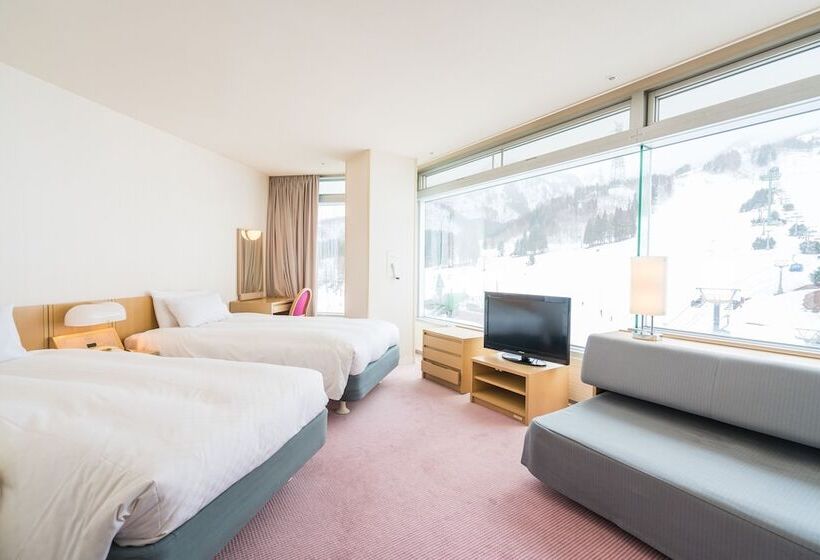 غرفة عائلية, Naeba Prince