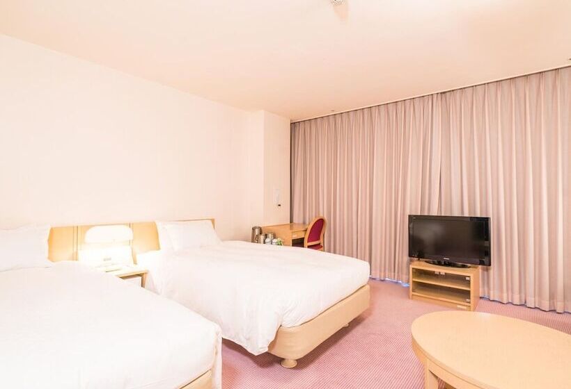 غرفة عائلية, Naeba Prince