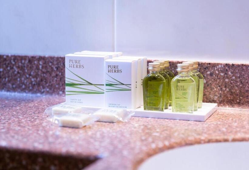 اتاق استاندارد سه نفره, Perrin Former Carlton