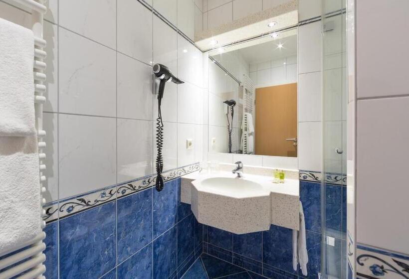 اتاق استاندارد سه نفره, Perrin Former Carlton