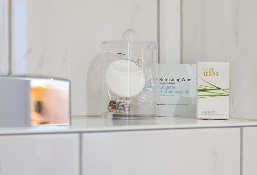 اتاق استاندارد سه نفره, Perrin Former Carlton