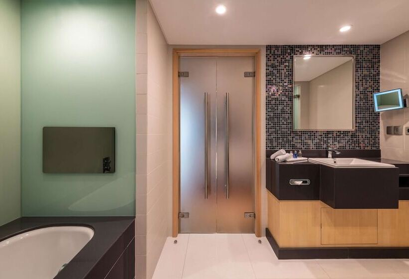 سوییت جونیور, Radisson Blu Hotel, Kuwait