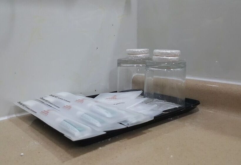 חדר משפחתי, Red Rock