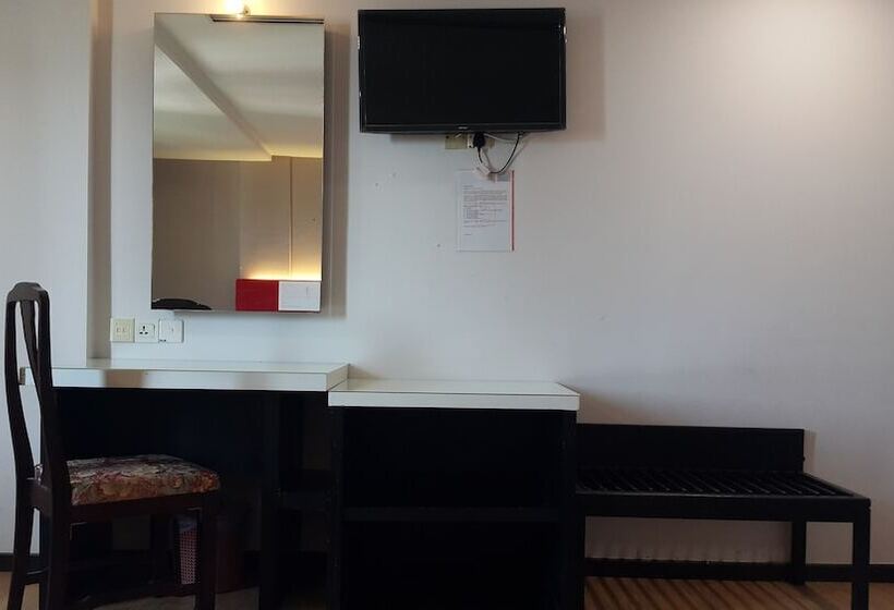 חדר משפחתי, Red Rock