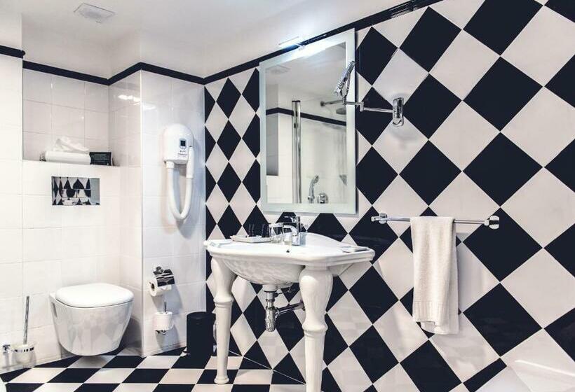 سوییت جونیور, Ax The Victoria