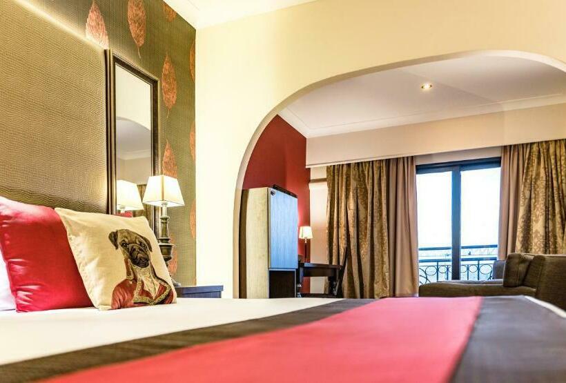 سوییت لوکس, Ax The Victoria