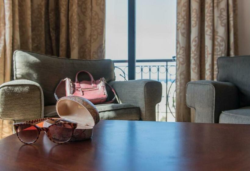 سوییت لوکس, Ax The Victoria