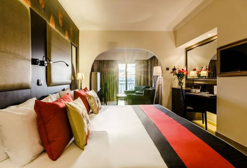 سوییت لوکس, Ax The Victoria