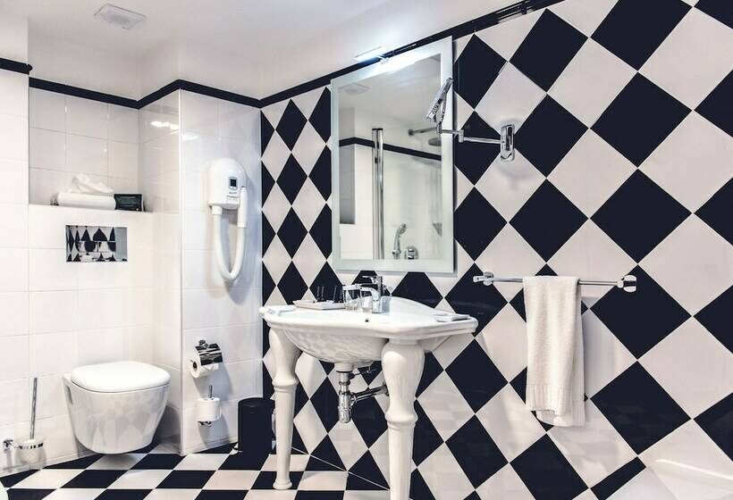 سوییت لوکس, Ax The Victoria