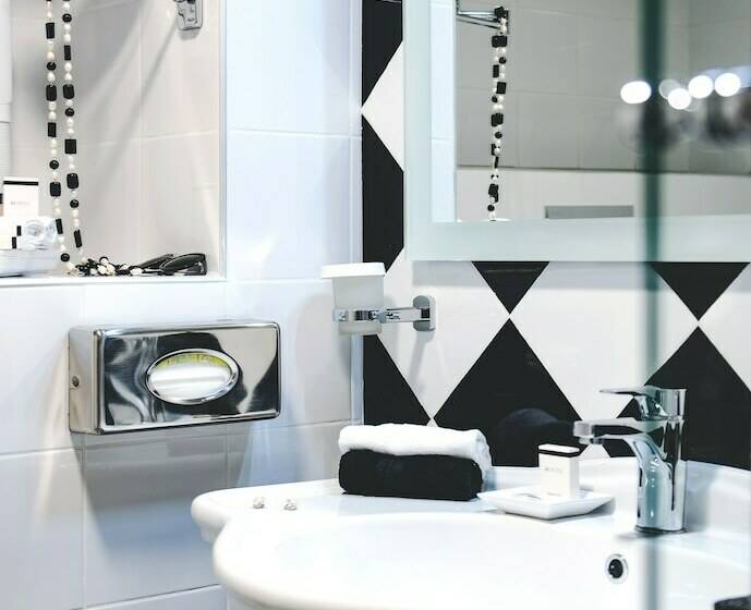 سوییت لوکس, Ax The Victoria