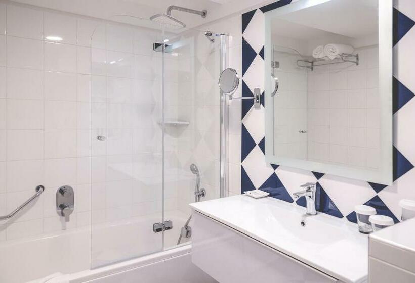 اتاق اساندارد با چشم‌انداز جانبی به دریا, Ax The Victoria