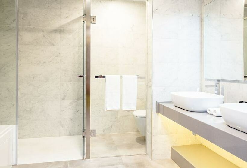 سوییت اجرایی, Ax The Victoria