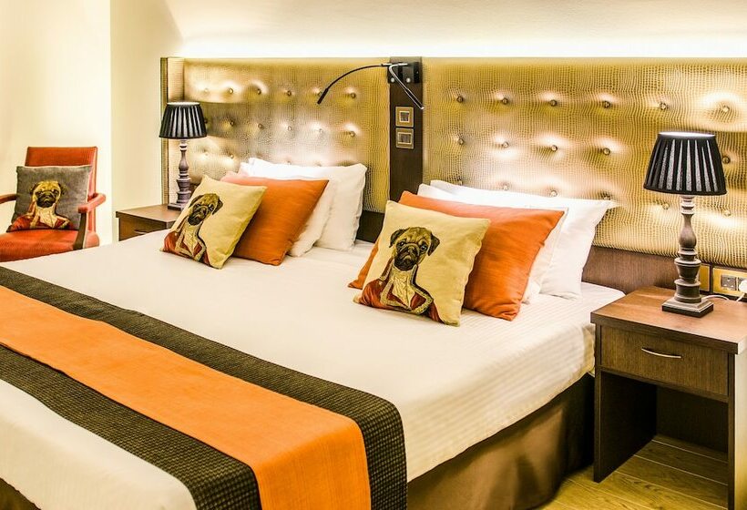 اتاق کلاسیک یک تخته, Ax The Victoria