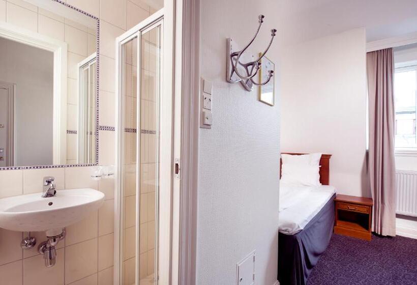 اتاق استاندارد یک نفره, Clarion Collection Hotel Savoy