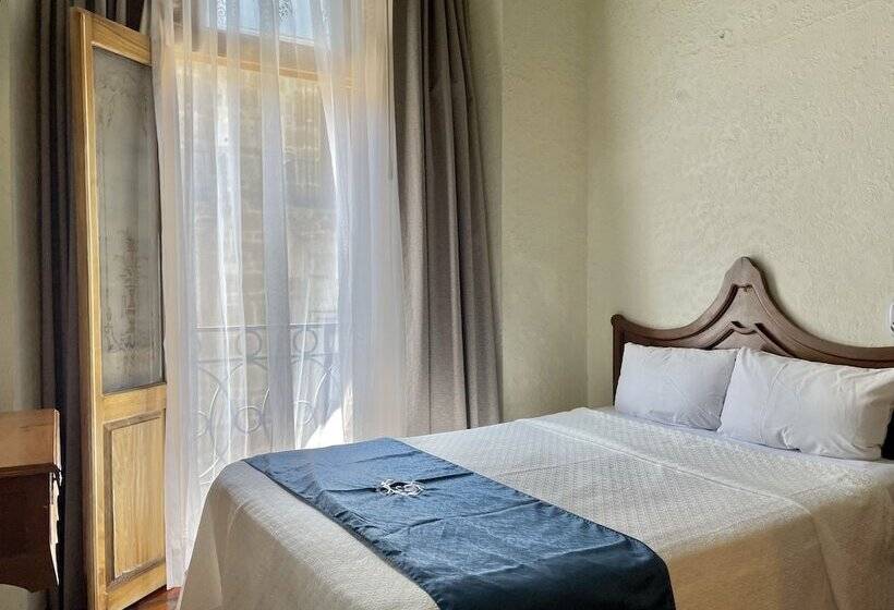 اتاق استاندارد, Frances