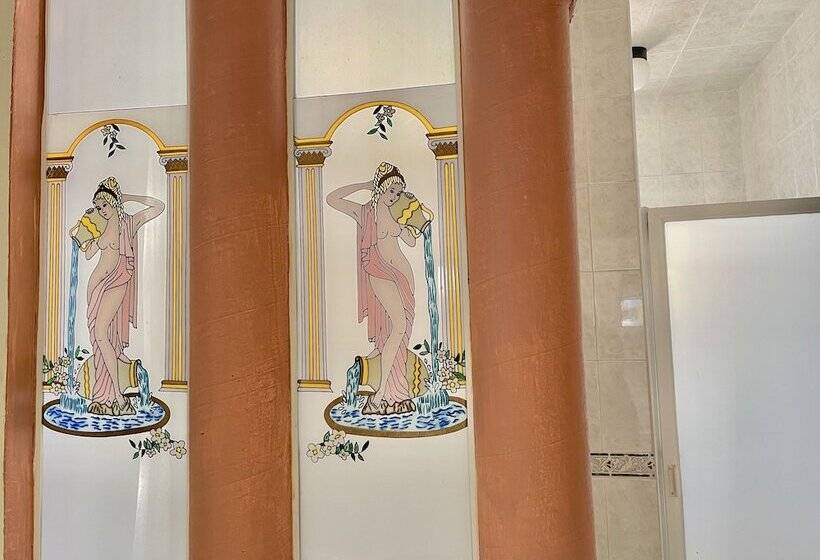 سوئیت پریمیوم, Frances