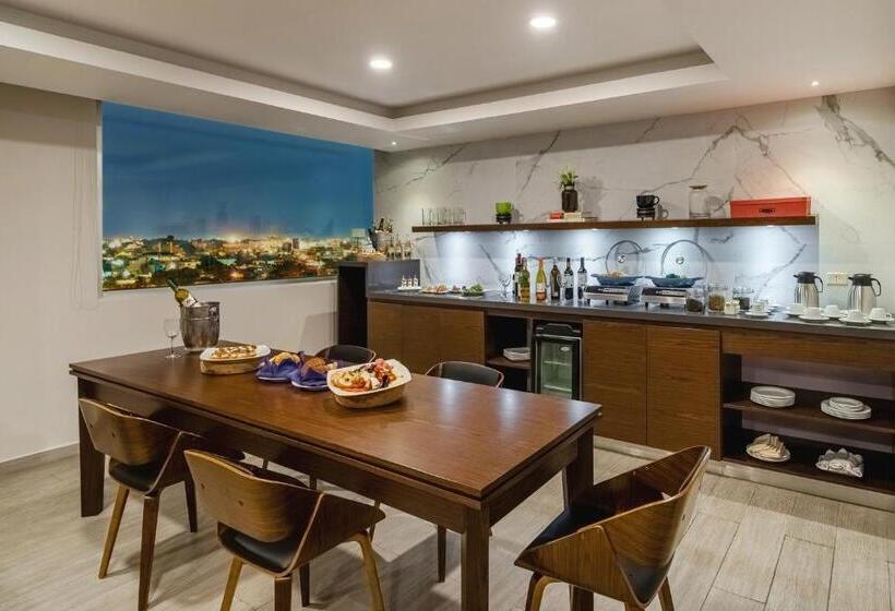 Номер Клуб, Hyatt Regency Villahermosa