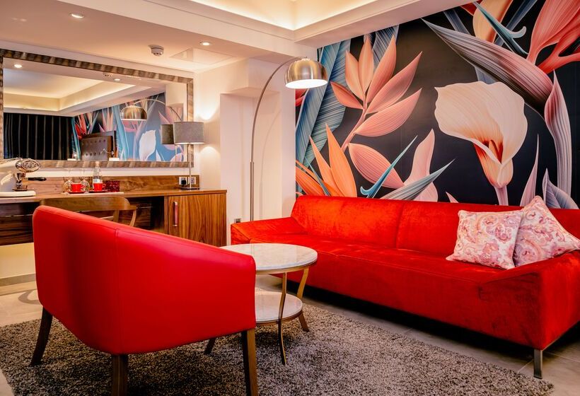 سوییت اجرایی, Ax The Victoria