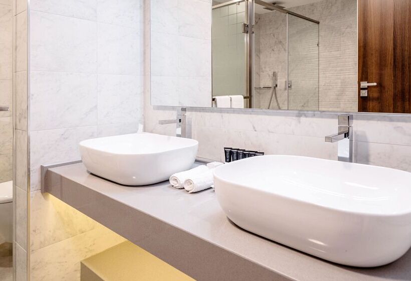 سوییت اجرایی, Ax The Victoria