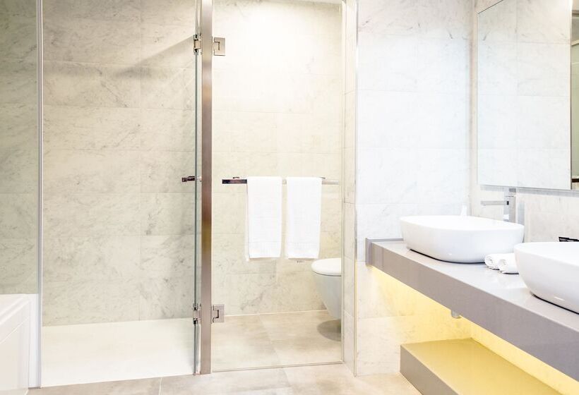 سوییت اجرایی, Ax The Victoria