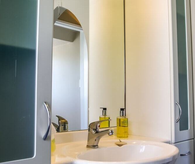 带4个卧室的公寓, Camelot Motor Lodge