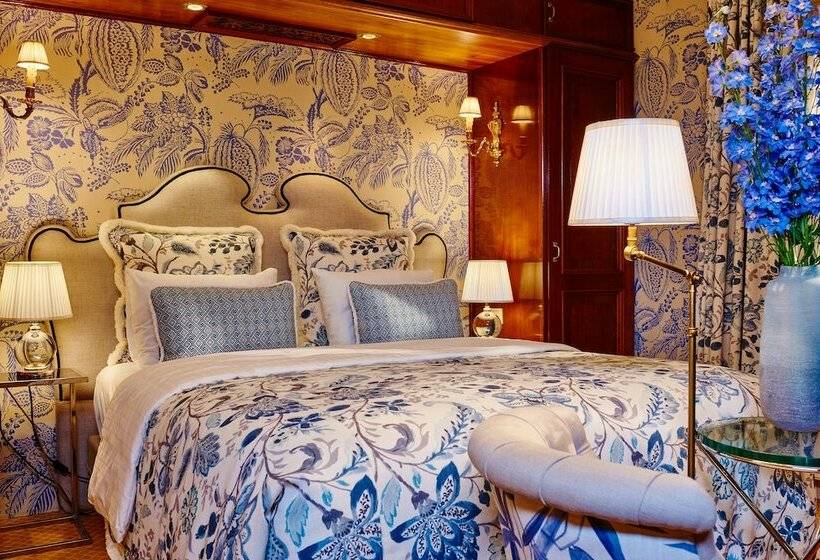 Deluxe Room, Estherea