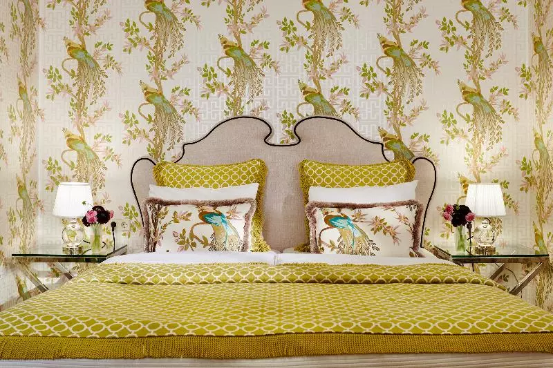Deluxe Room, Estherea