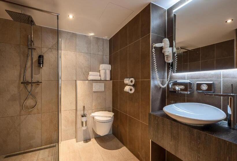 اتاق اکونومی, The Alfred