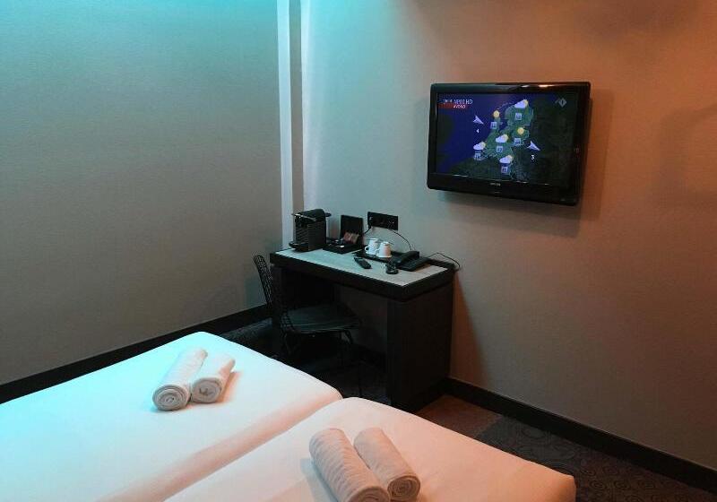 اتاق اکونومی, The Alfred