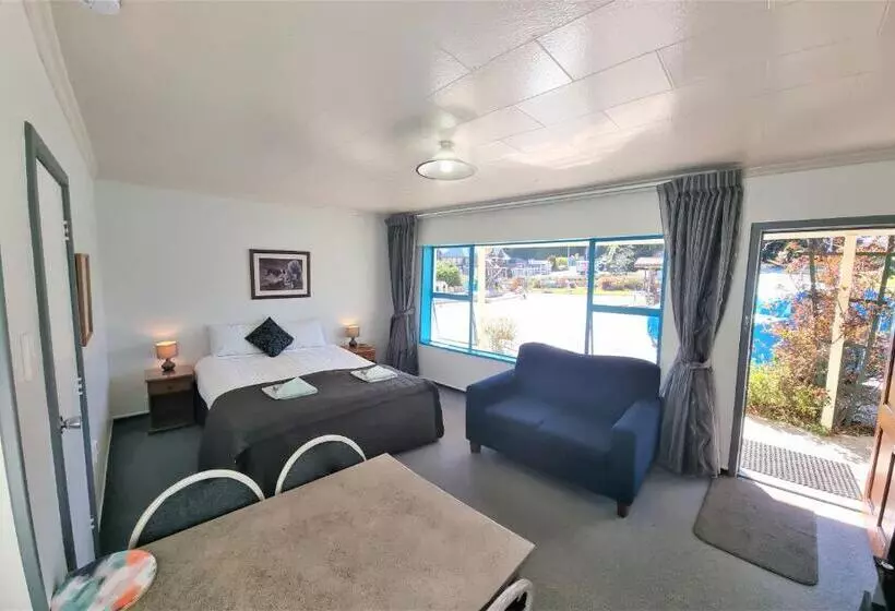 Perhehuoneisto, Alpine Motel
