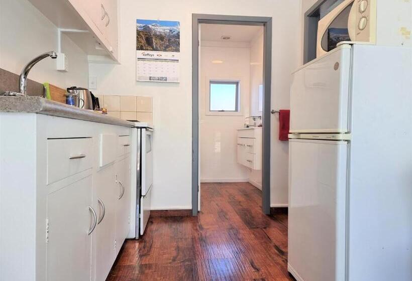 شقة عائلية, Alpine Motel