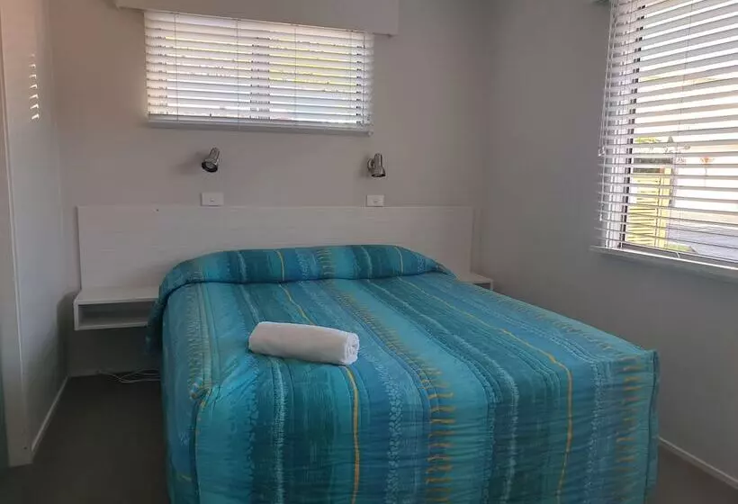 ２ベッドルームのスーペリアアパートメント, Averill Court Motel