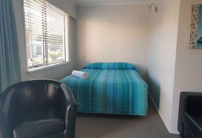 ２ベッドルームのスーペリアアパートメント, Averill Court Motel