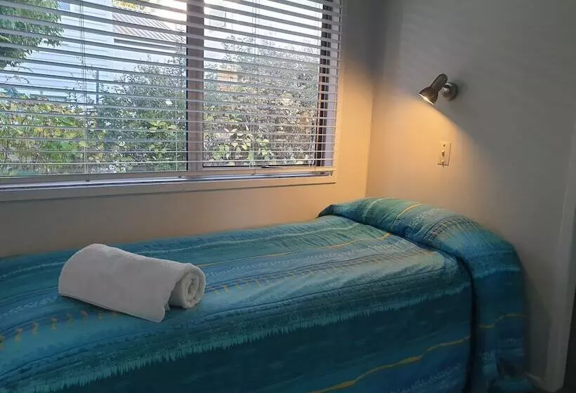 ２ベッドルームのスーペリアアパートメント, Averill Court Motel