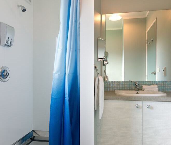 סטודיו סופריור, Averill Court Motel