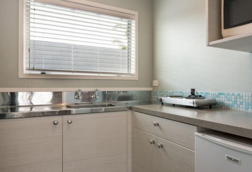 סטודיו סופריור, Averill Court Motel