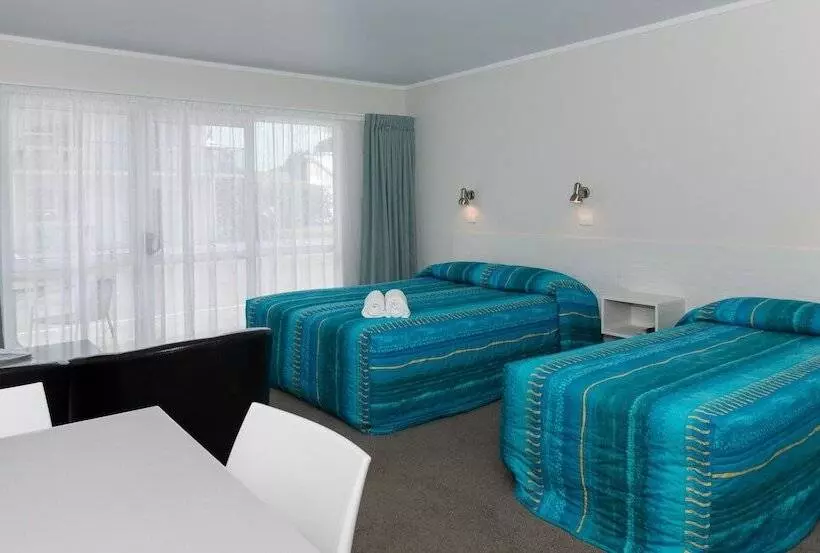 スーペリアスタジオ, Averill Court Motel