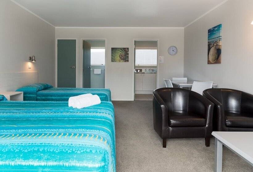 סטודיו סופריור, Averill Court Motel