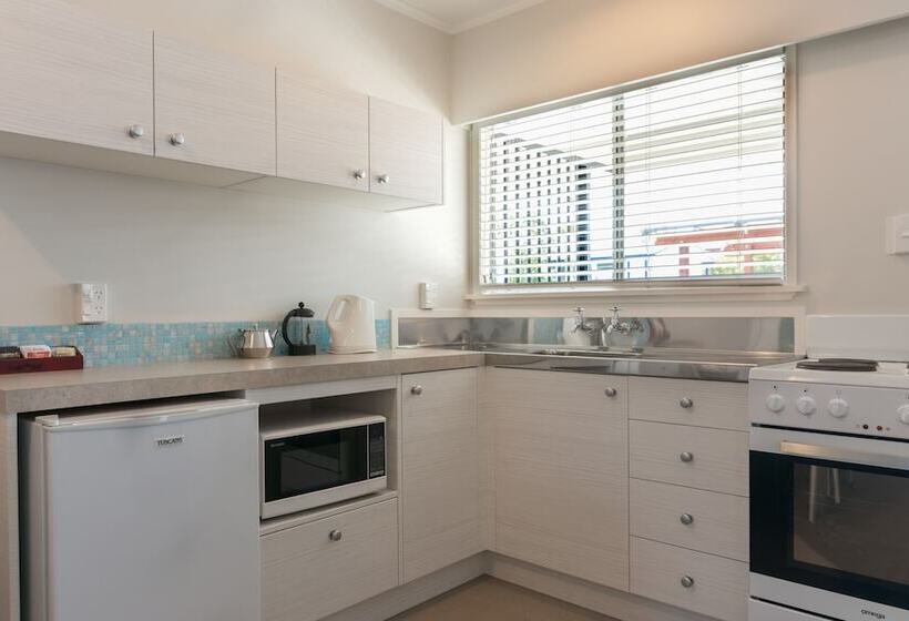 דירת חדר סופריור, Averill Court Motel