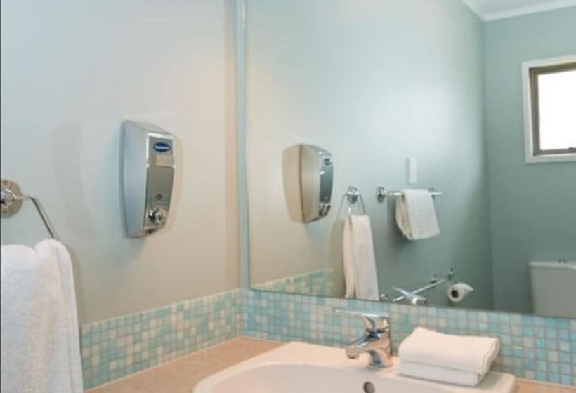 סטודיו דלוקס, Averill Court Motel