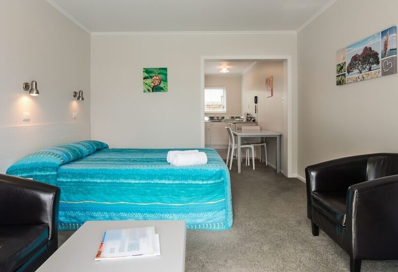 סטודיו דלוקס, Averill Court Motel