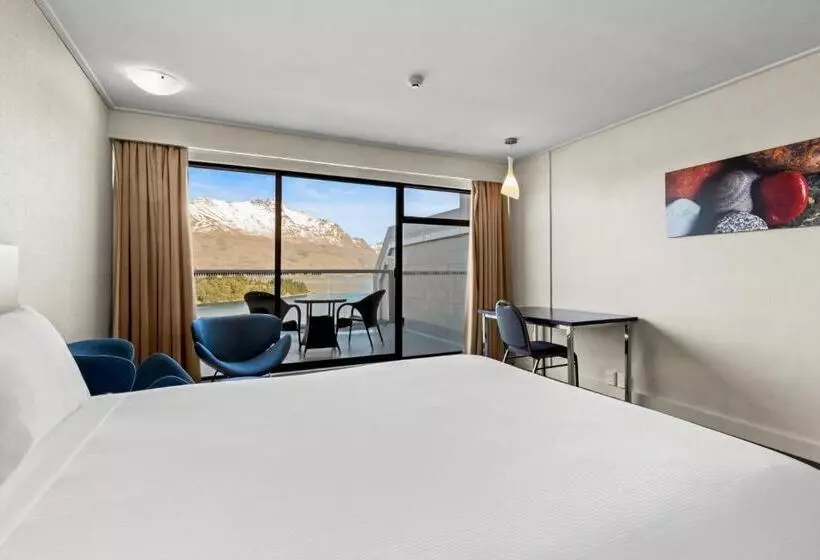 Superior room with lake view, Copthorne Hotel & Apartments Queenstown Lakeview