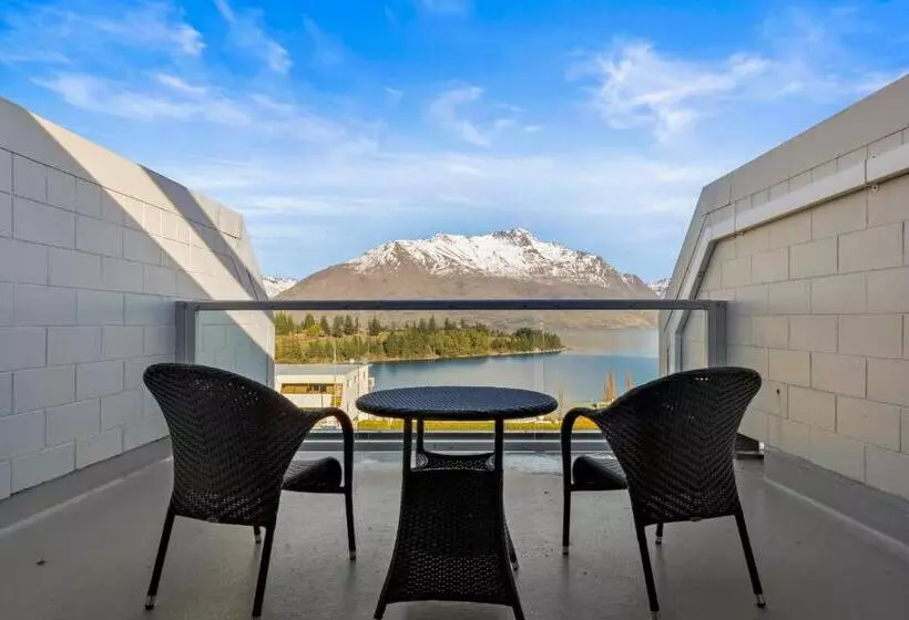 Superior room with lake view, Copthorne Hotel & Apartments Queenstown Lakeview