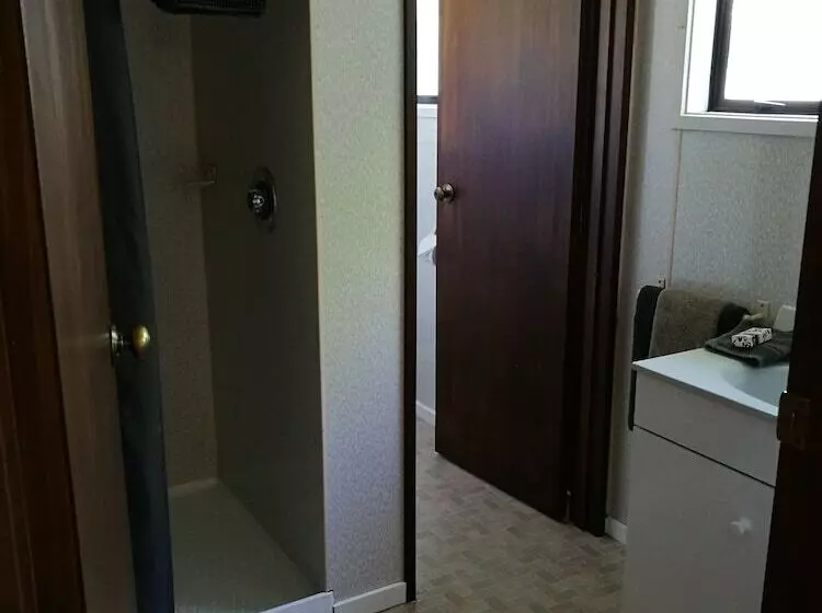 スタンダードスタジオ, Hacienda Motel