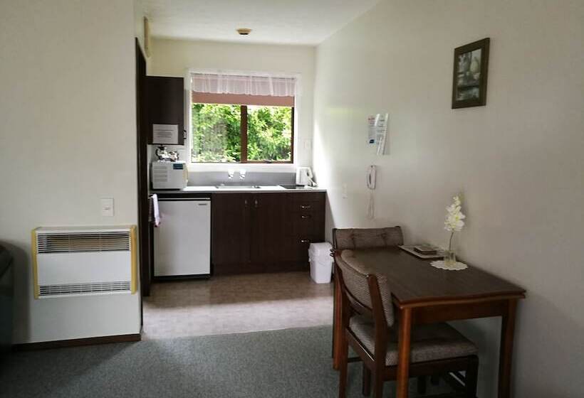 استودیوی استاندارد, Hacienda Motel