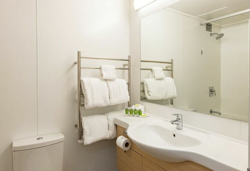 Номер Стандарт, Heartland Ambassador Hotel Hamilton