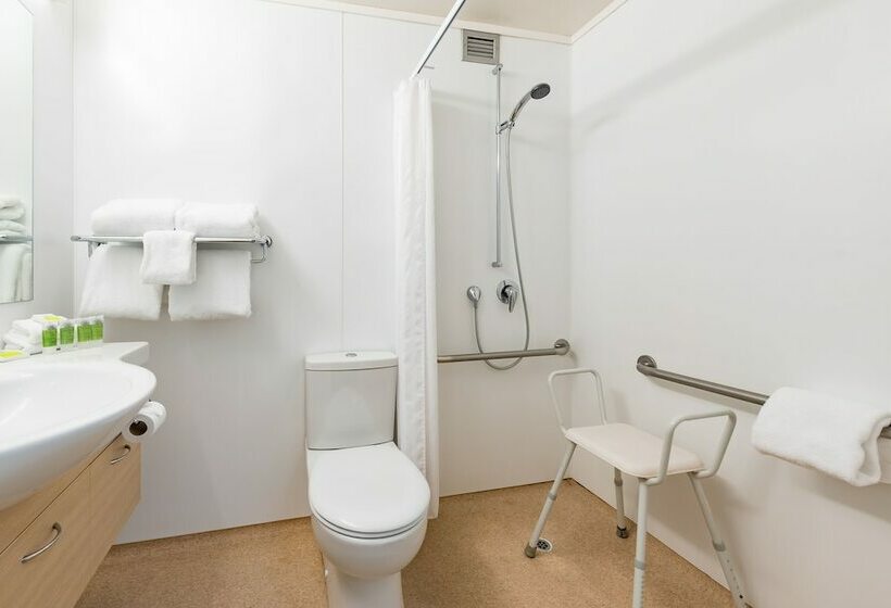 Номер Стандарт, Heartland Ambassador Hotel Hamilton