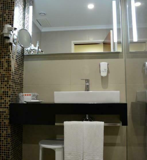 غرفة قياسية مطلة على المدينة, D. Luis