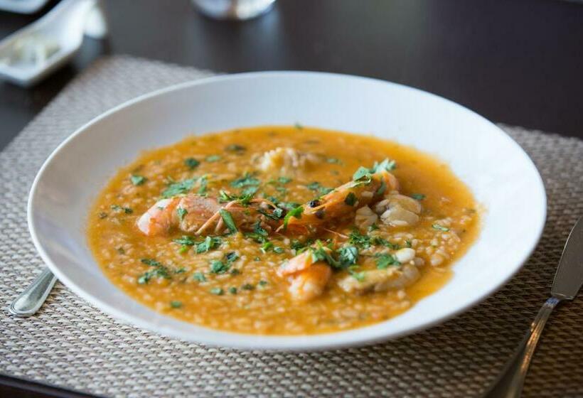 غرفة قياسية مطلة على المدينة, D. Luis