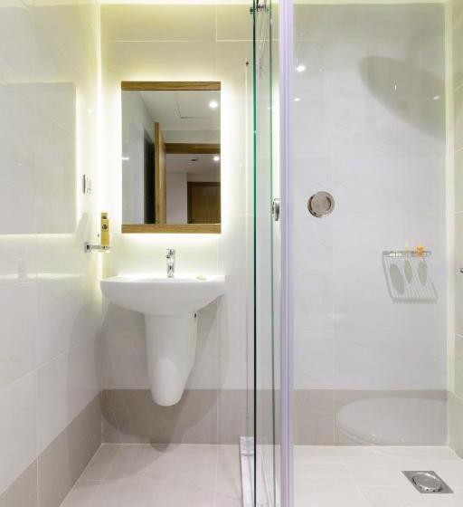 اتاق اجرایی, Excelsior Karachi